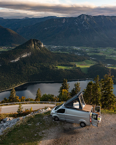 vue aerienne d'un camping car sur une montagne