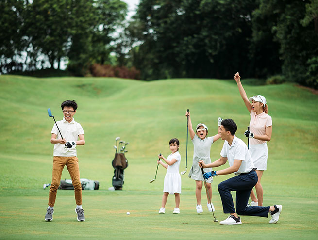 Une famille nombreuse joue au golf