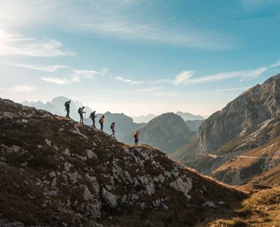 un groupe de personnes sur une montagne