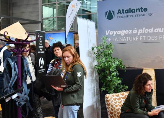 des personnes qui regardent une brochure