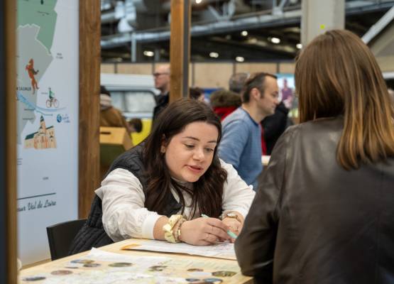 une exposante qui parle à une femme