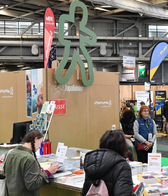 des visiteurs qui regardent les livres