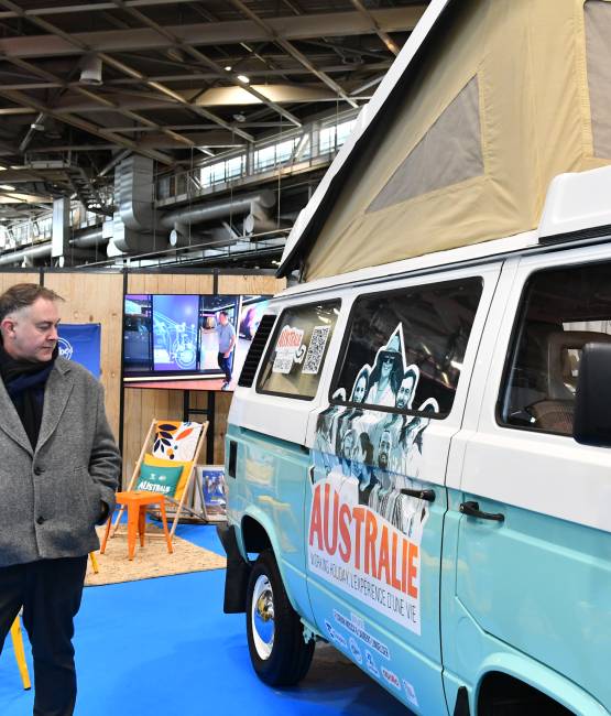 un homme a côté d'un van
