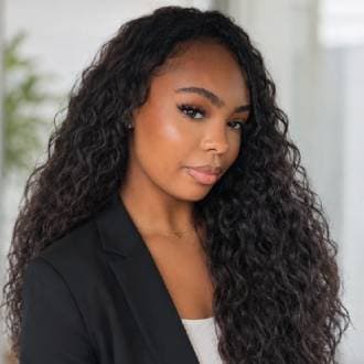 une jeune femme aux cheveux bouclés bruns