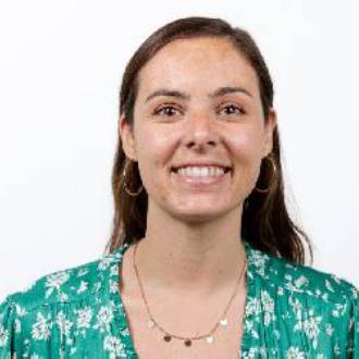 Une jeune femme brune avec une robe verte. 