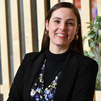 Une jeune femme brune avec une robe verte. 