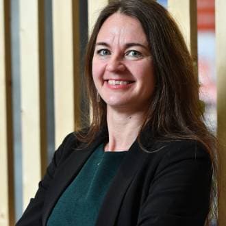 une femme aux cheveux longs