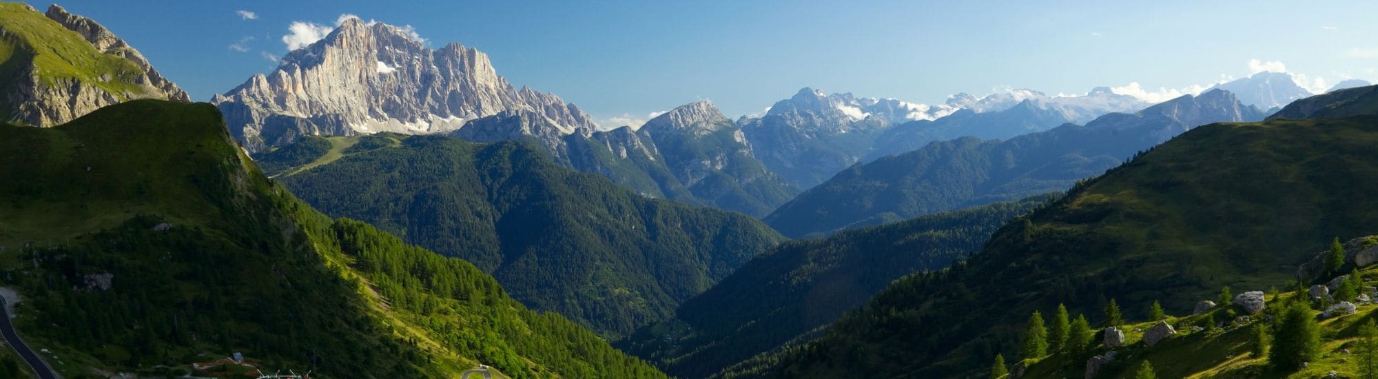 Vue sur les montagnes, au printemps avec seulement les hauteurs enneigées. 