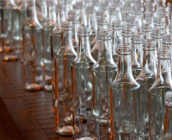 Image de bouteilles en verre vide sur une table