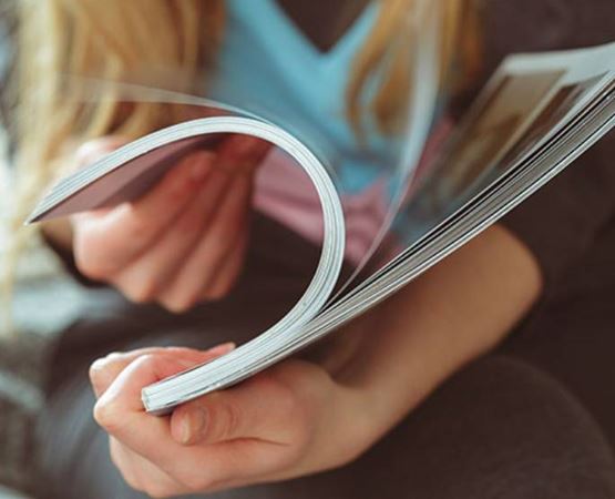 Feuilletant une brochure colorée.