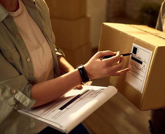 Vérification de colis par deux personnes.