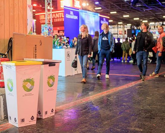 Image de poubelles de tri sélectif sur un salon