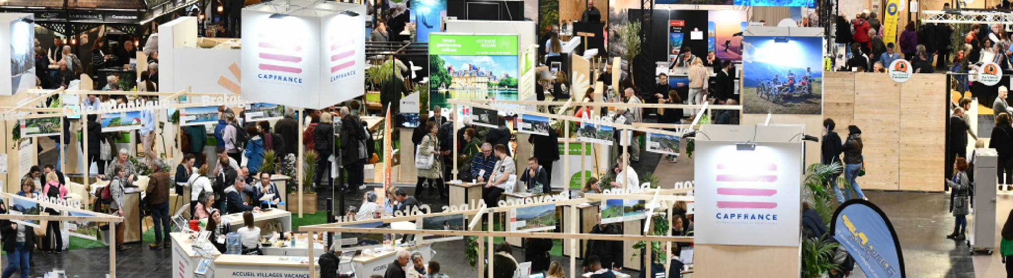 Vue du salon de haut avec les différents stands. 