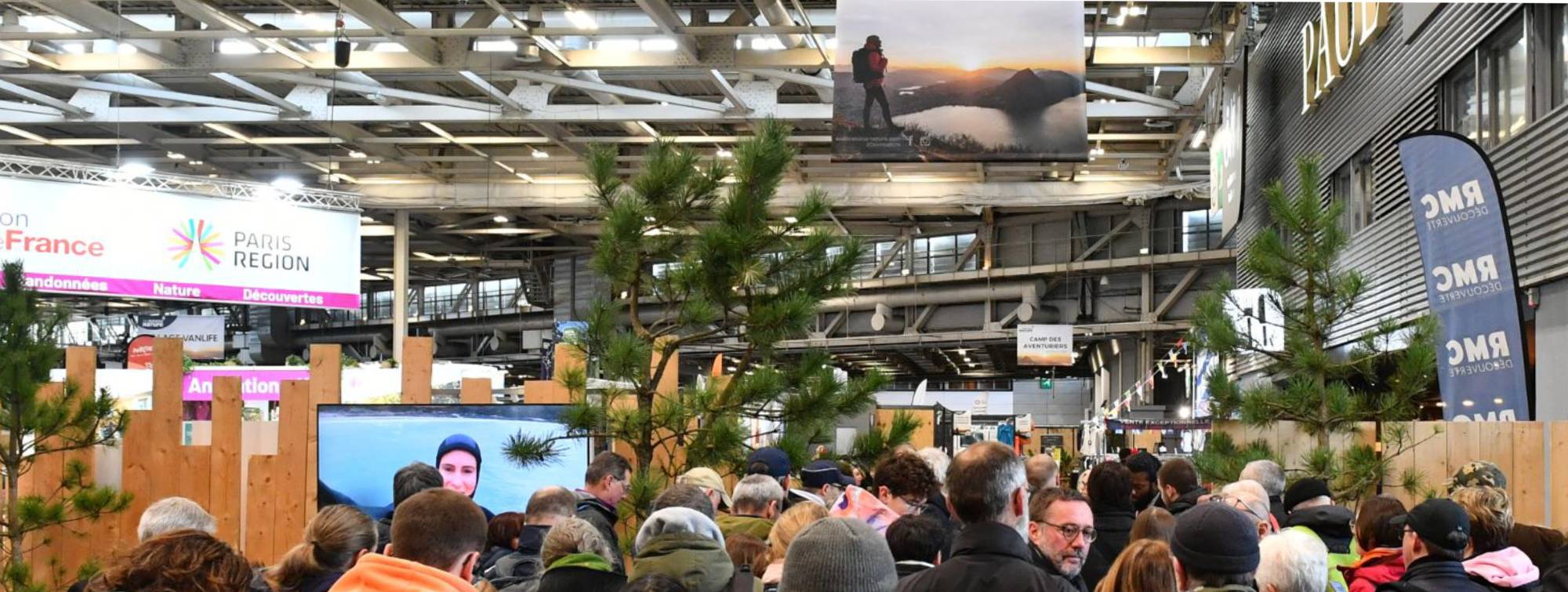Vue du salon de haut avec les différents stands. 