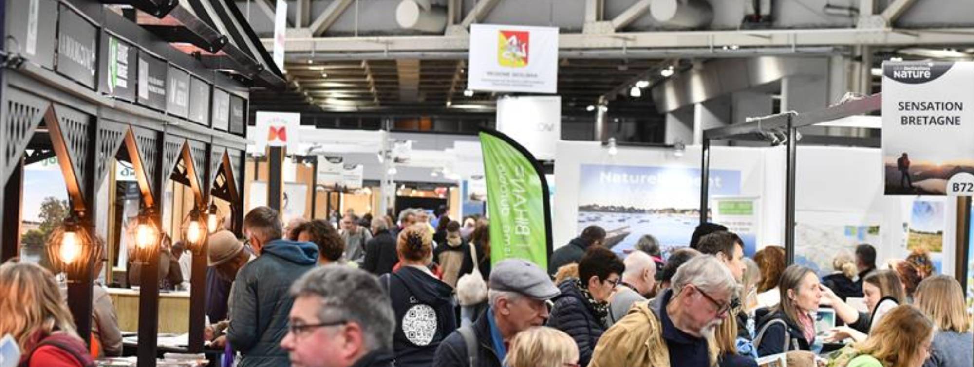 des visiteurs dans une allée du salon mondial du toursime 