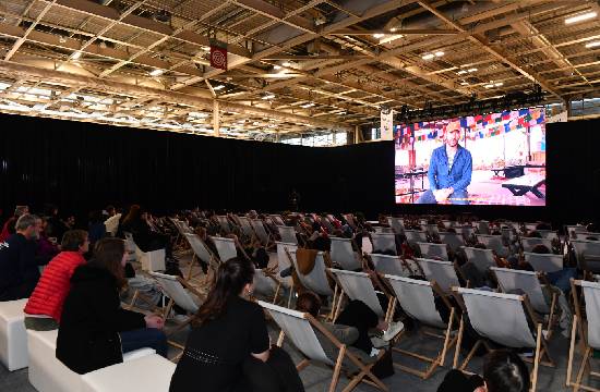 Une projection lors du festival avec beaucoup de personnes assises. 