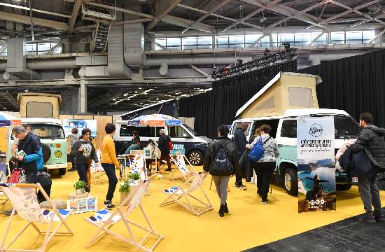 Le stand des Coflocs avec leurs vans.