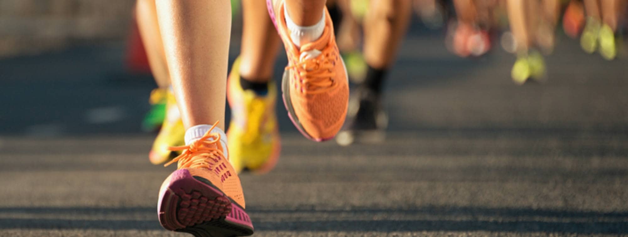 les basket d'une personne en train de courir