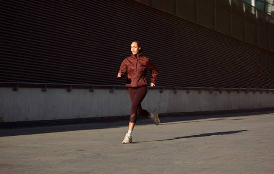 Une femme en train de courir 