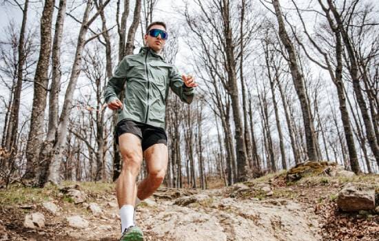 Un homme en train de courir en forêt