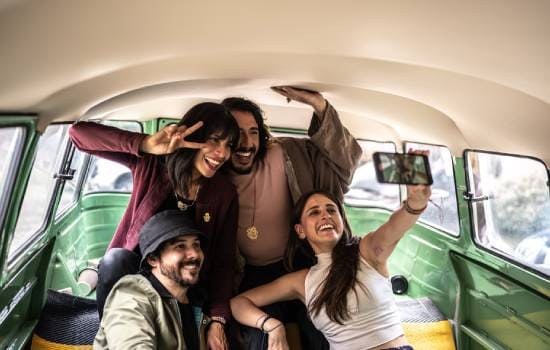 Un groupe d'amis qui se prend en photo à l'intérieur d'un van
