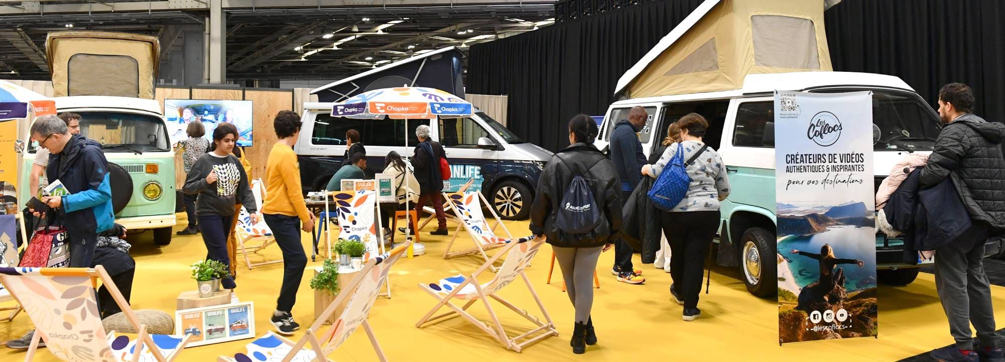 Stand du salon Destinations Nature avec plusieurs van en esposition