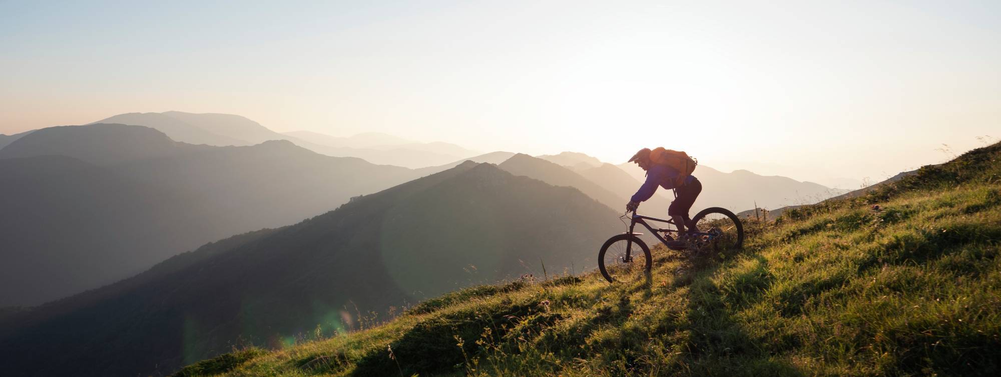 un homme à vélo sur le flan d'une montagne