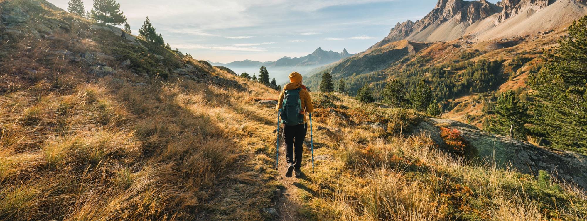 Une femme faisant de la randonnée au milieu des montagnes