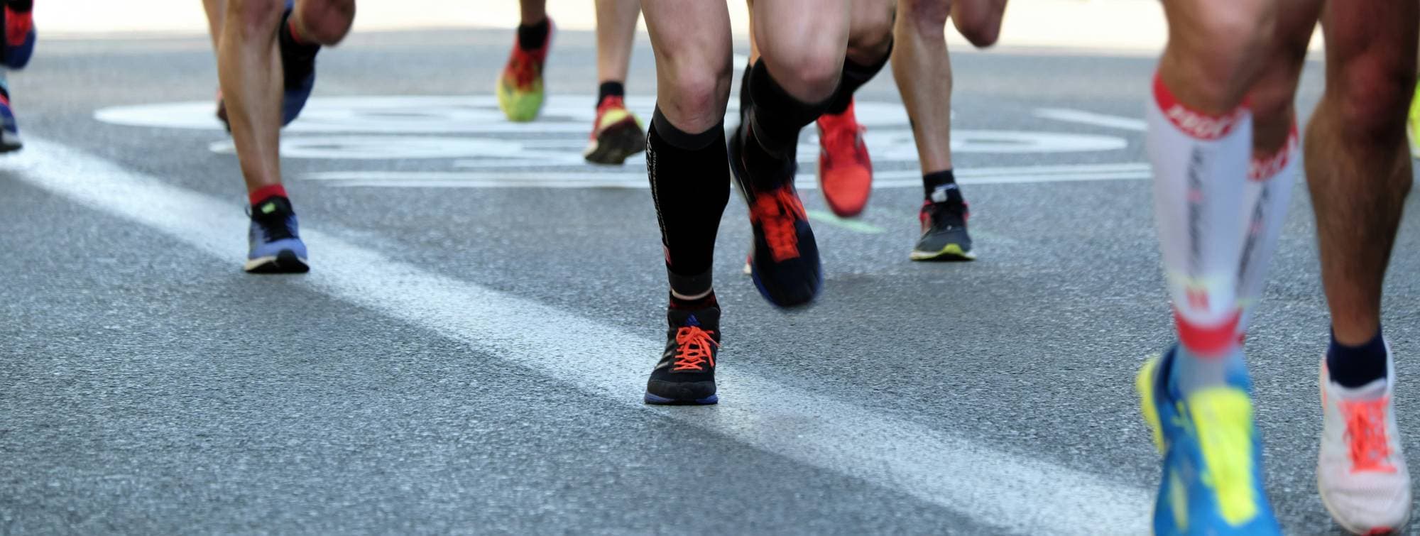 Des paires de chaussures de tail portées par différents coureurs