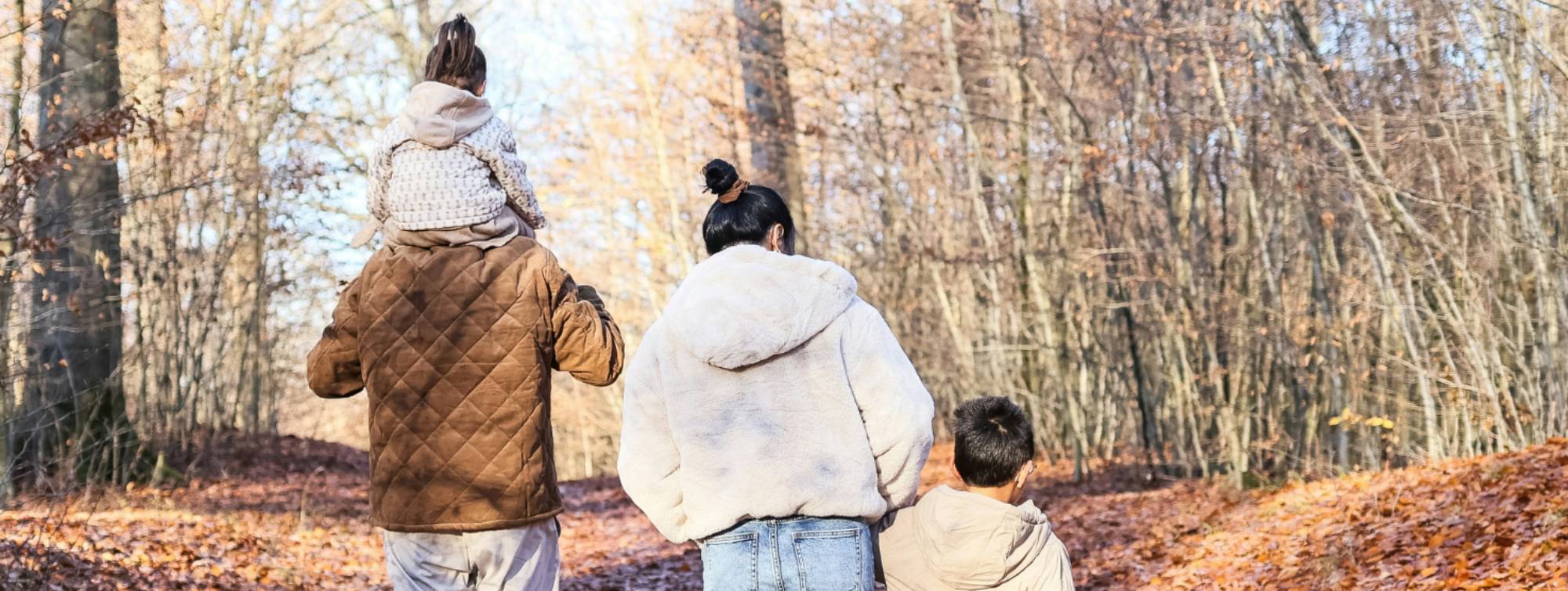 Une famille qui se balade dans la forêt