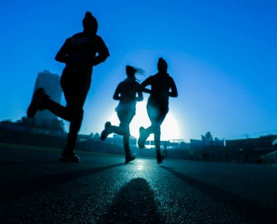 3 personnes qui courent dans la nuit