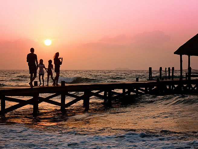 Une famille profite du coucher de soleil