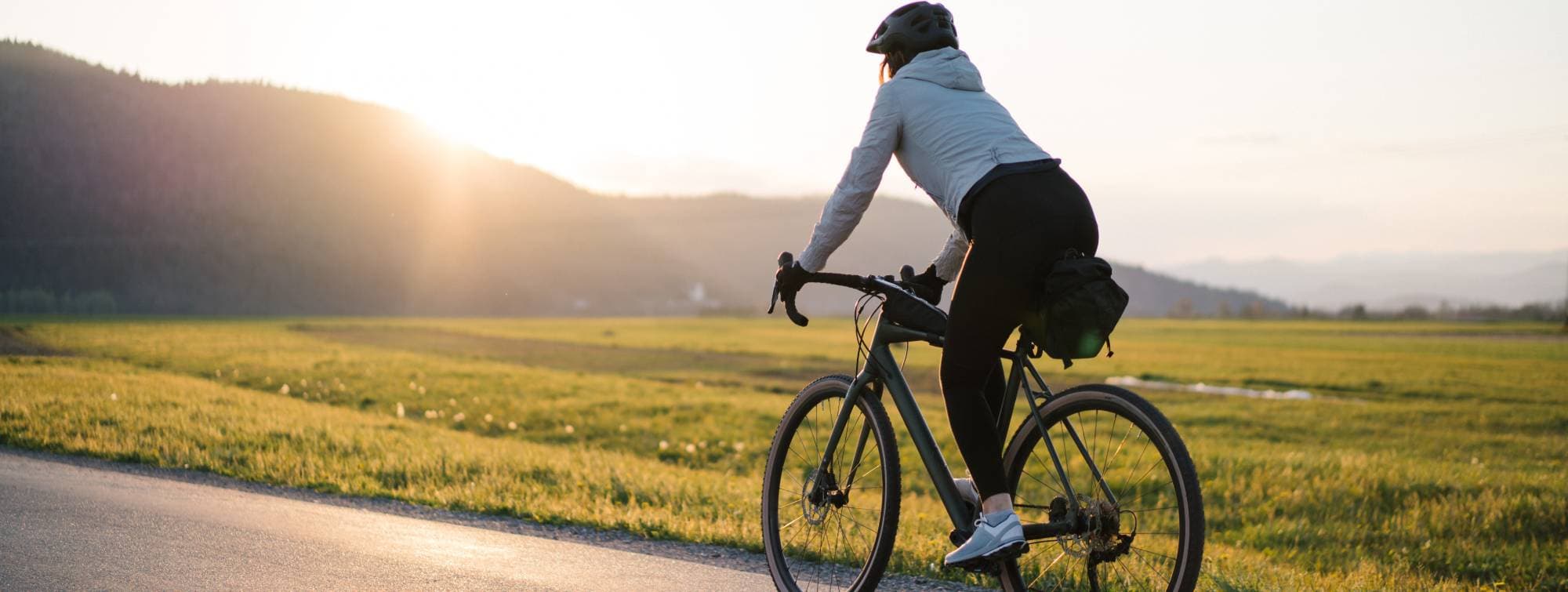 un cycliste qui roule en pleine nature
