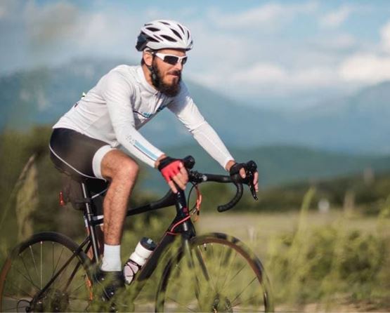 1 cycliste sur un chemin de terre