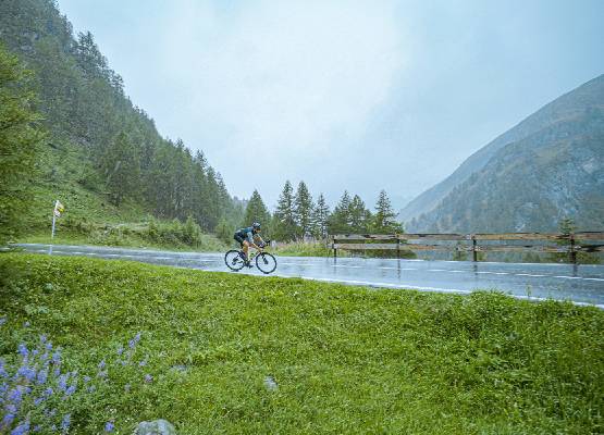 une personne qui fait du vélo à la montagne