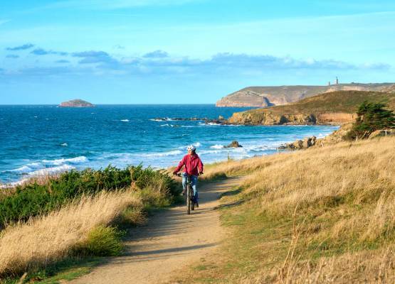 un homme à vélo au bord de la mer