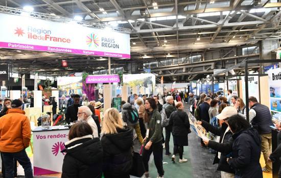 Une allée avec des stands du Salon Destinations Nature