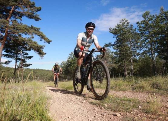 deux homme à vélo sur un sentier