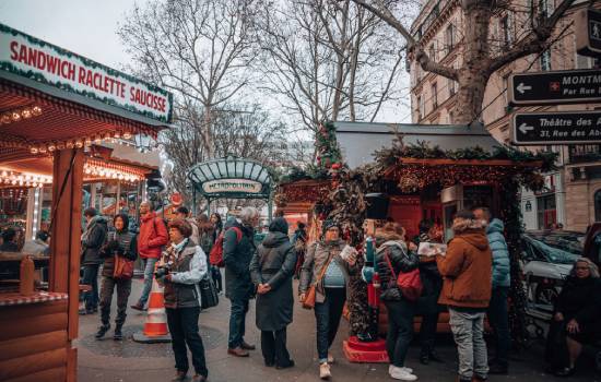 Marché de Noël avec des visiteurs