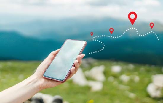 Une main tenant un téléphone pour se geolocaliser