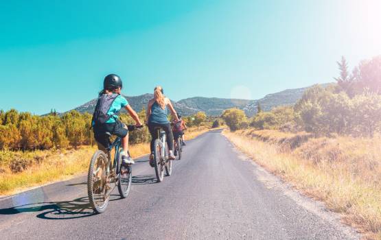 2 personnes faisant du vélo sur une route de campagne