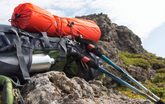 Un sac de randonnée posé sur le sol