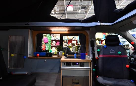 Intérieur d'un van avec la cuisine 