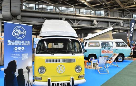 stand Destinations Nature avec un van jaune et un van bleu