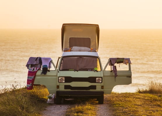 Une photo du village vanlife avec un van au bord de la mer