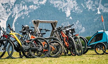 Les sportifs sont montés en vélo jusqu'au refuge au milieu des montagnes