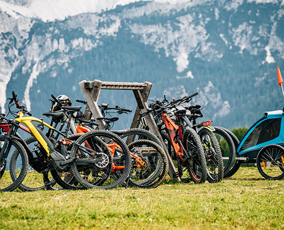 Les sportifs sont montés en vélo jusqu'au refuge au milieu des montagnes
