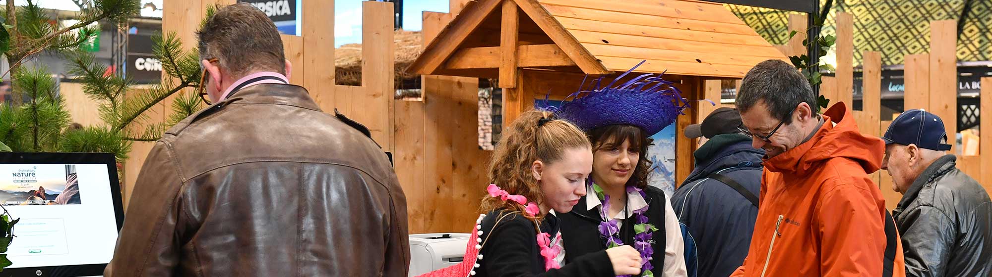 Une hôtesse imprime le badge d'un visiteur
