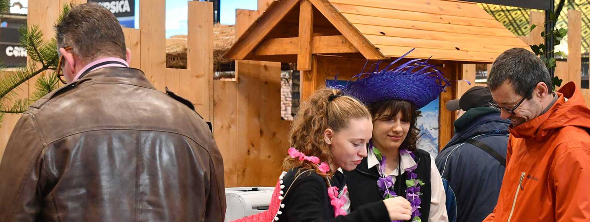 Une hôtesse imprime le badge d'un visiteur