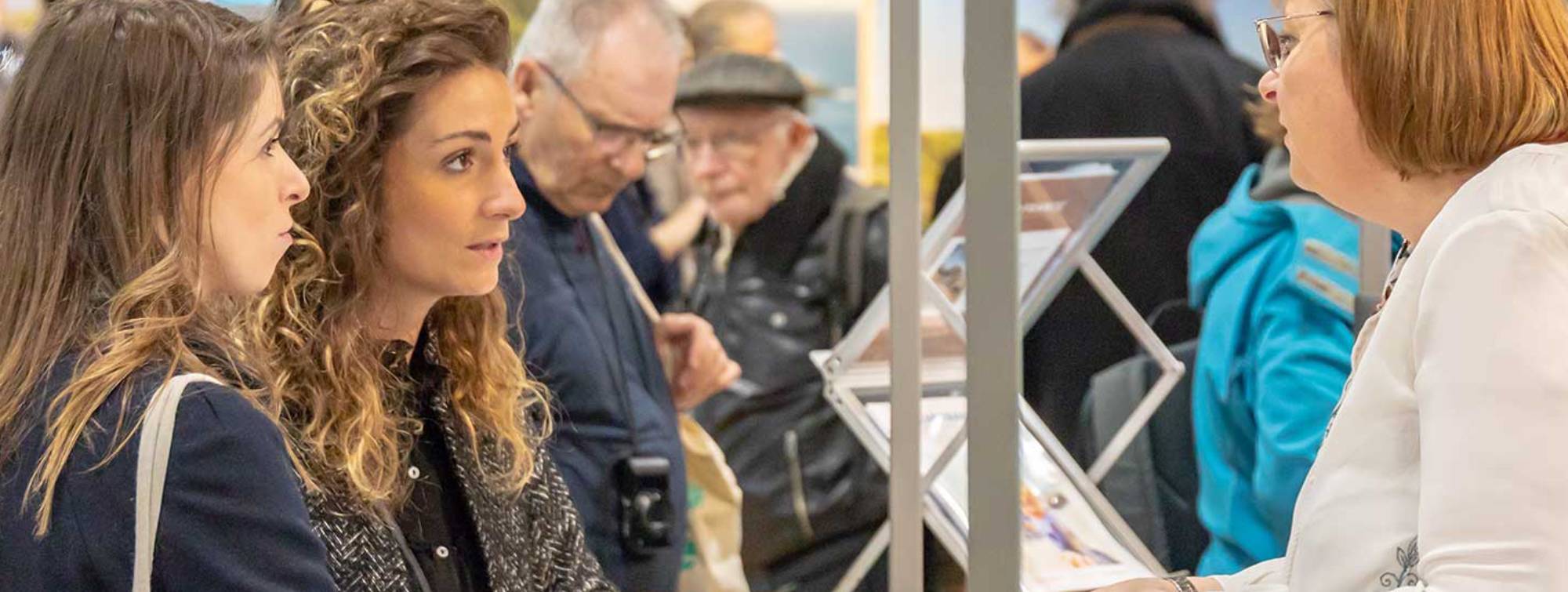 Deux jeunes discutent avec une dame